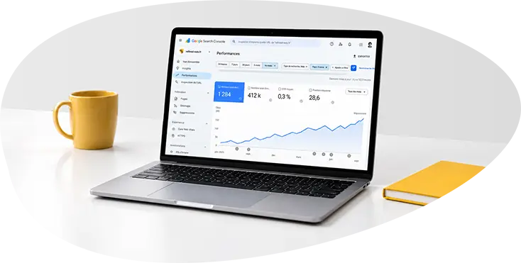 Ordinateur affichant des clics en hausse dans Google Search Console après une refonte de site