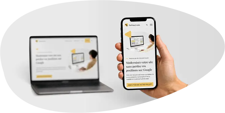Site responsive affiché sur un smartphone tenu en main et sur un ordinateur portable