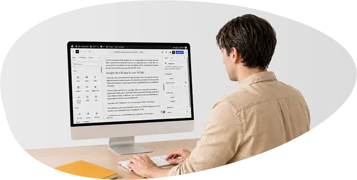 Homme de dos travaillant dans l'éditeur WordPress pour la refonte de son site